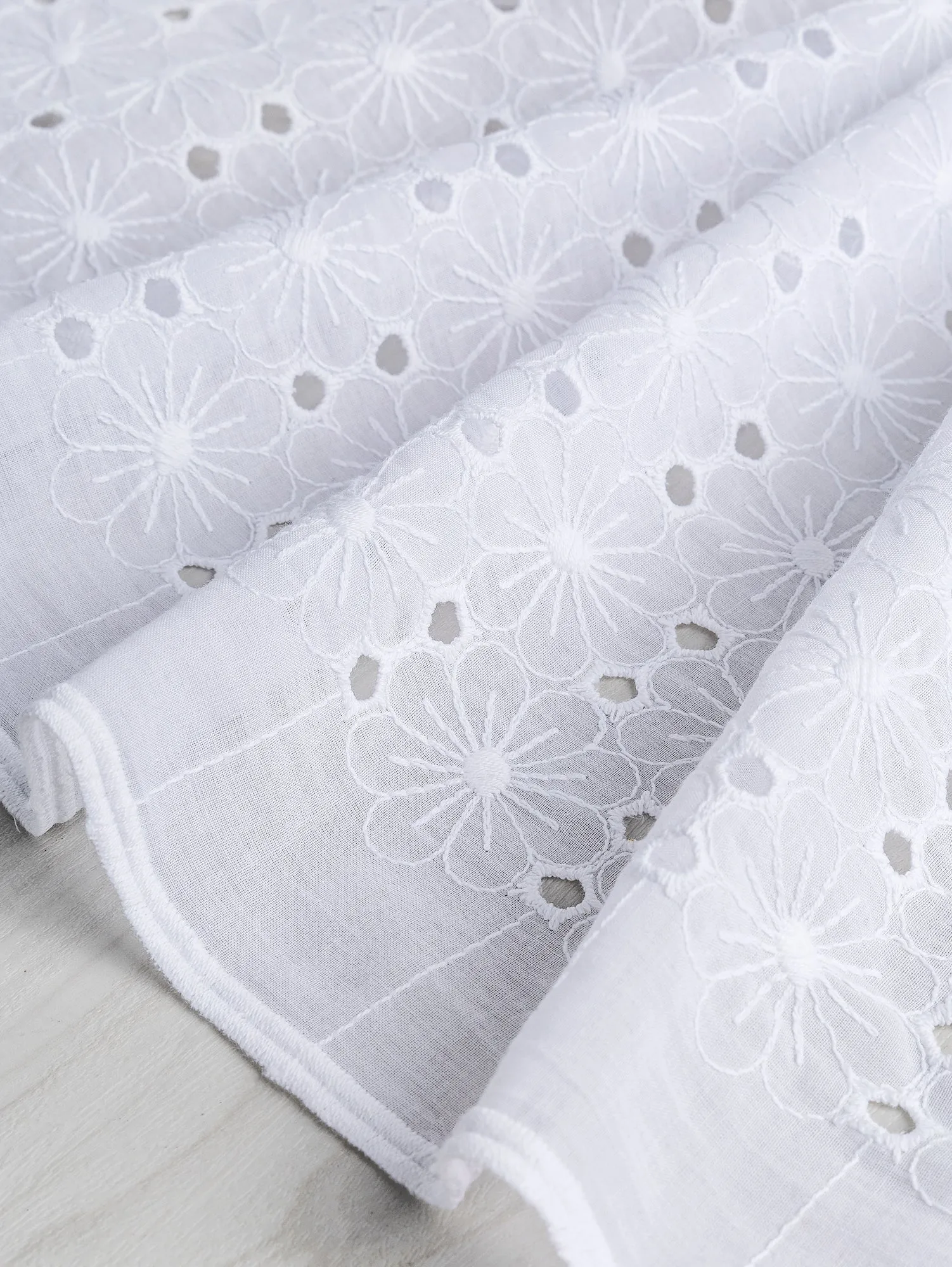 Daisy Cotton Eyelet Deadstock - White - Swatch