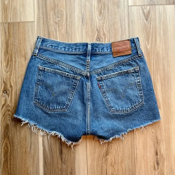 Levi’s Women’s W27 501 High Rise Cut Off Denim Shorts Athens Mid Medium Indigo