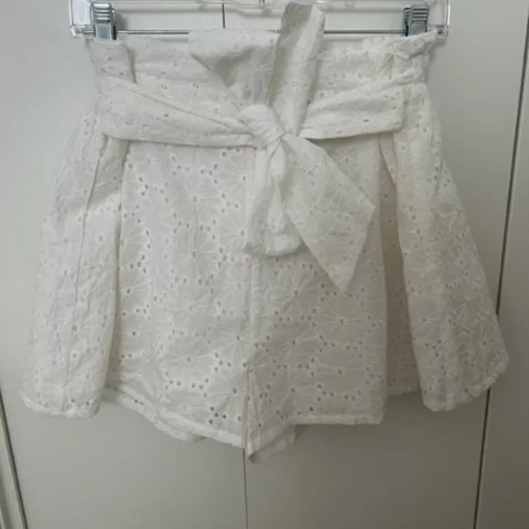 MINKPINK Luna Pleated Eyelet Shorts - White - Womens - Size Large