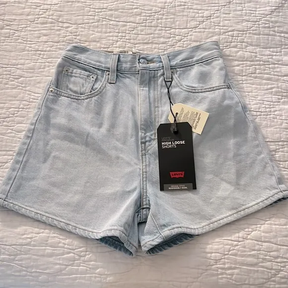 NWT Levi's High Loose Shorts in Supa Dupa